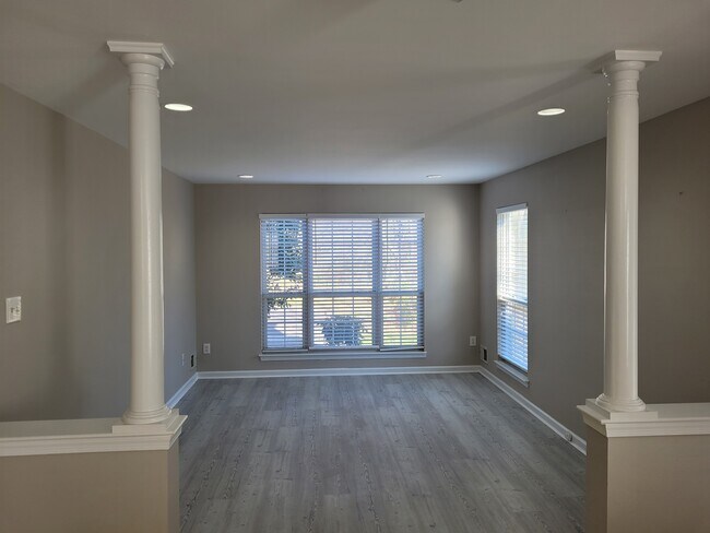 Photo - 512 Pimlico Way