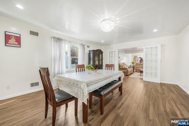 Photo - 405 Burnet Pl