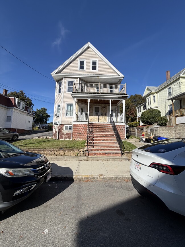 Building Photo - 28 Newhall St Unit 3