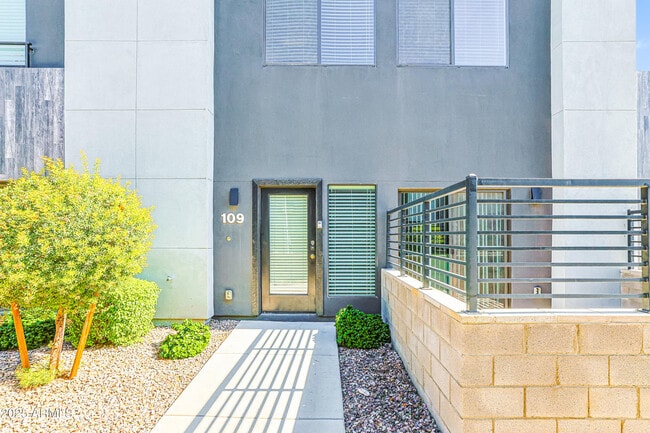 Building Photo - 1119 S Stapley Dr Rental