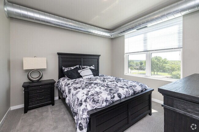 1BR, 1BA - 697SF - Bedroom
