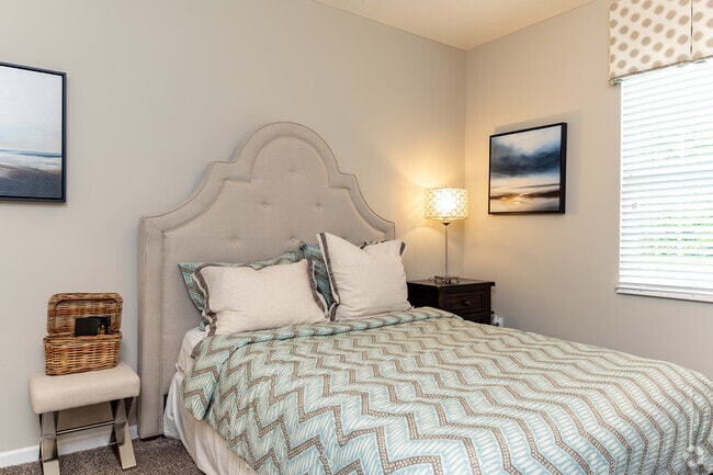 2BR, 2BA - 933SF - Bedroom