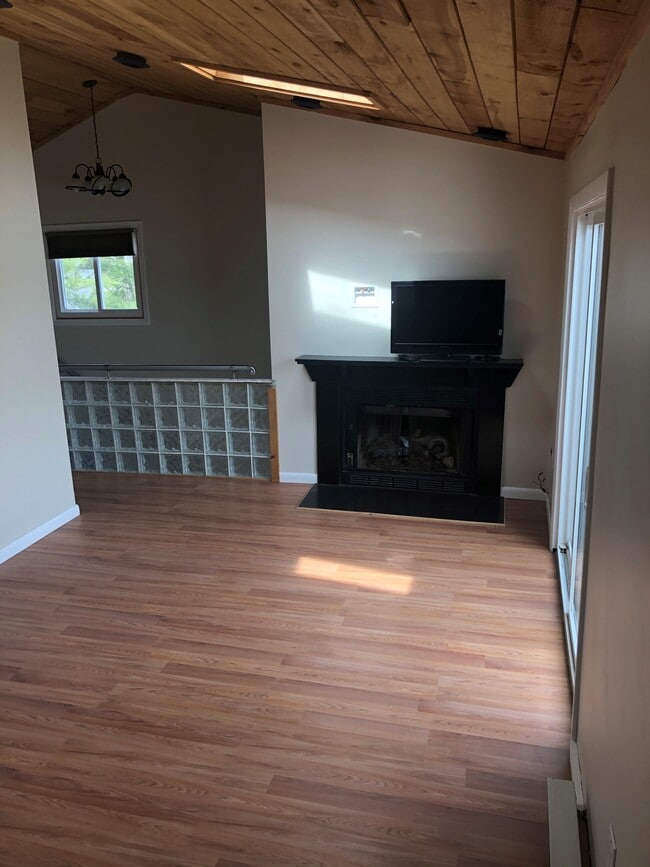 Building Photo - 311 Racebrook Rd Unit The Alfred Bldg. - 2nd Fl