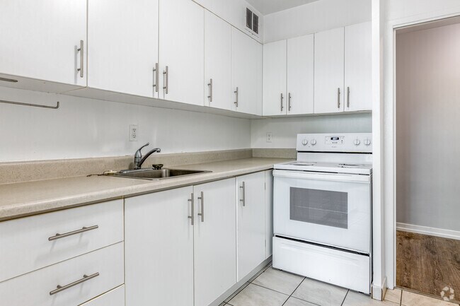 2BR, 1BA - 898SF - Kitchen - Park Heights Limited