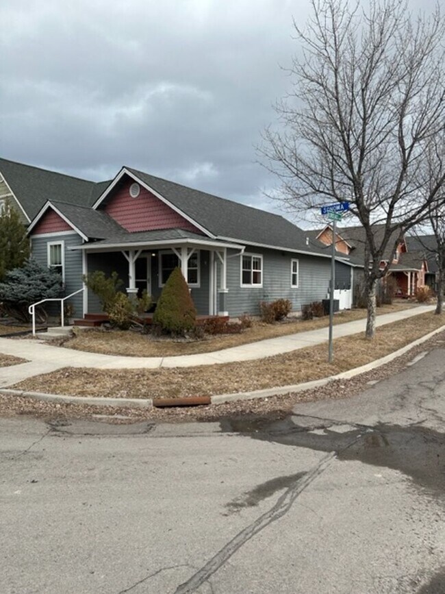 Dog Friendly- 2 Bedroom Modern Home in Can... - Dog Friendly- 2 Bedroom Modern Home in Can...