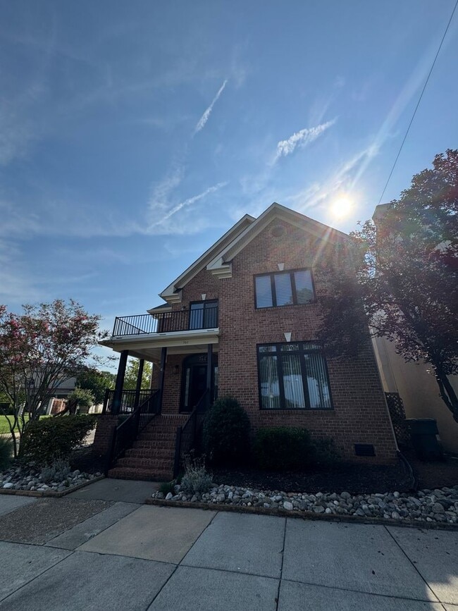 Building Photo - 744 Yarmouth St