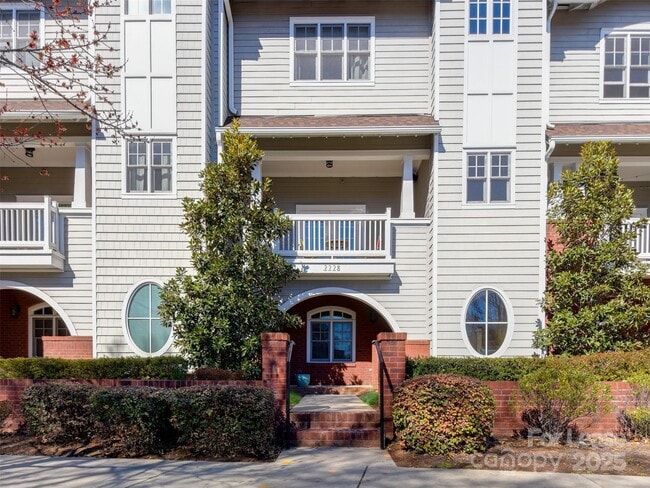 Photo - 2228 Lyndhurst Ave