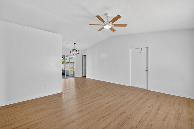 Photo - 561 SE Karrigan Terrace Casa