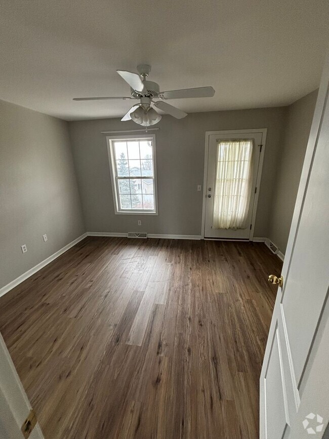 Building Photo - Cozy 2-Bedroom Condo in Exclusive Beachfro...