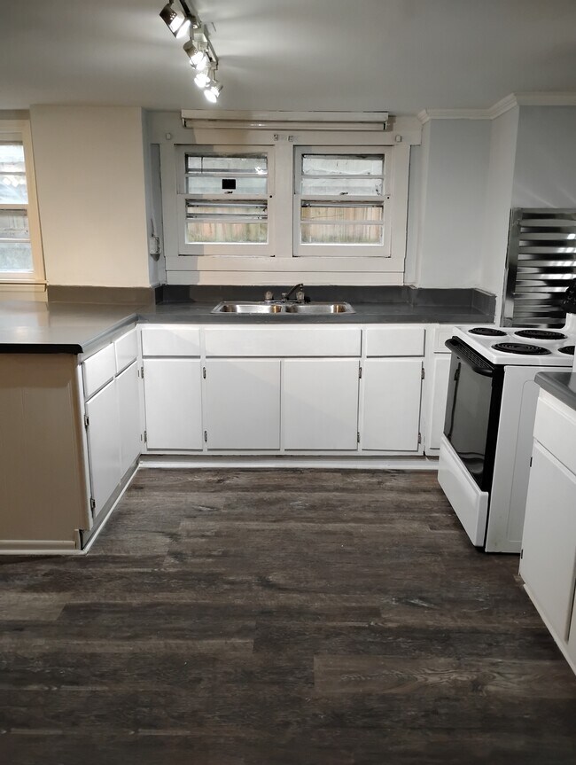 Photo - 210 Edward St