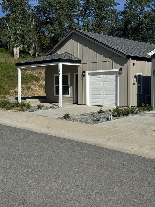 Photo - Newly built homes with City of Redding solar!
