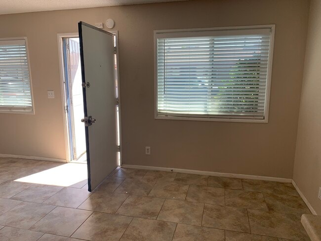 Frente al comedor/sala de estar - 516 W Atkins Ave Unidad A