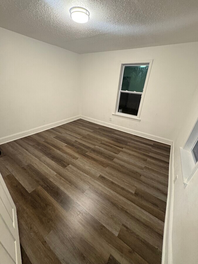 Photo - 1679 Ragan St