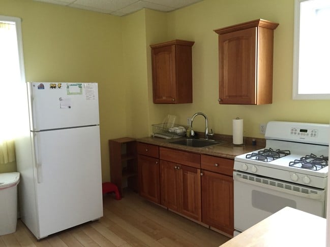 Kitchen - 1440 N Washington Ave