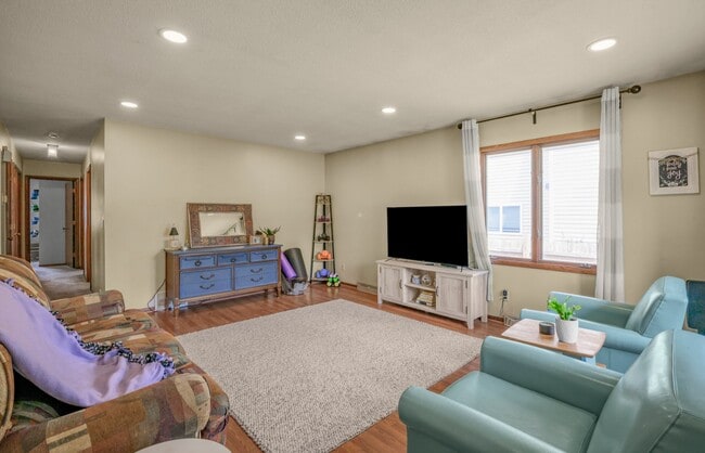 Photo - 2715 Kirkwood Ln N