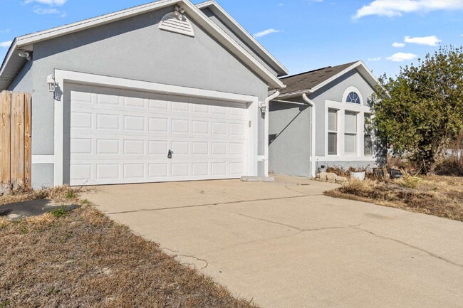 Photo - Spacious 3BR Home with Tile Floors & Spa-Like Primary Suite – Marion Oaks