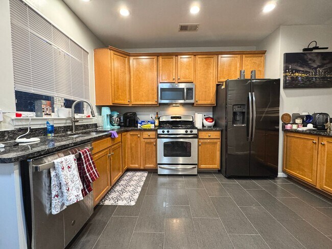 Photo - Beautiful 3 Bed 3.5 Bath Interior Townhome In Vibrant Brambleton Landbay