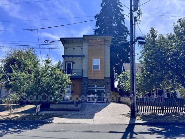 Building Photo - 832 SE Cedar St