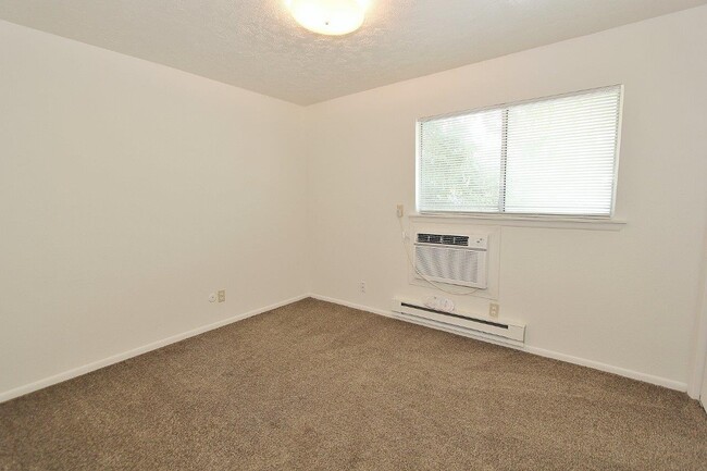 Photo - 824 W 7th St