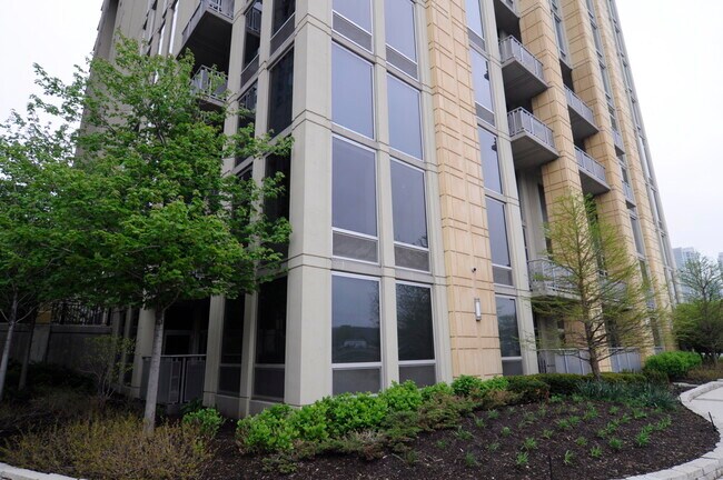 Building Photo - 700 N Larrabee St Unit 101 Rental