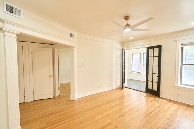 Building Photo - 6142 S Rhodes Ave Unit 1