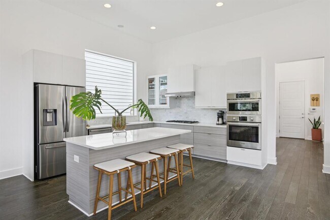 Photo - 6013 Florencia Ln