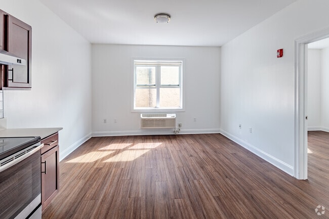 2BR, 2BA - 762SF - Living/ Dining Room