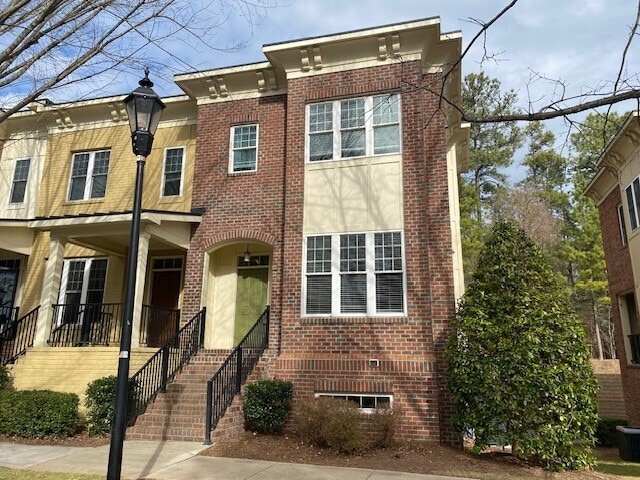 Building Photo - 2 Bedroom 3.5 Bath