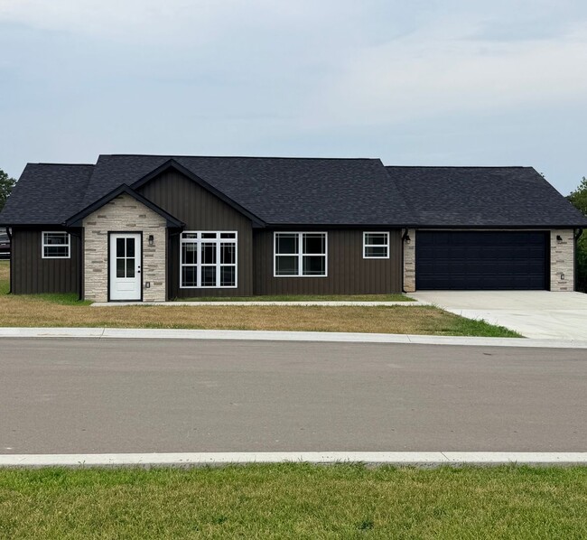 Building Photo - 3 Bedroom 2 Bath Built in 2025