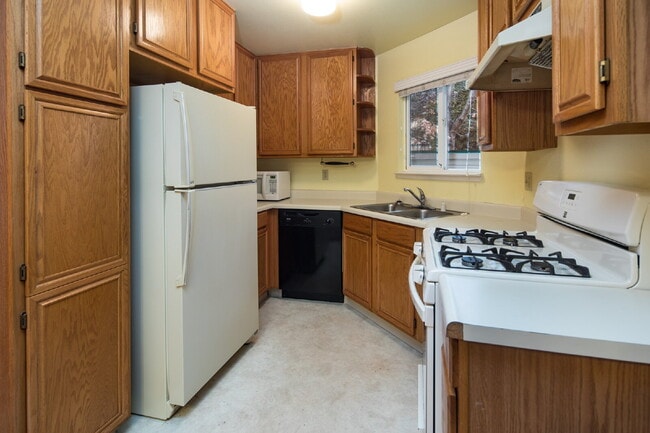 Building Photo - Private 2 bed/ 2 bath condo located in Springland Village Unit 4