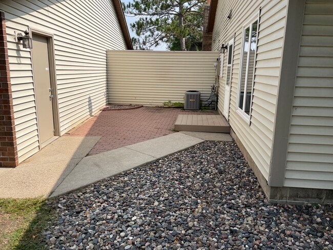 Patio picture taken before snow - 4702 Markham Pt