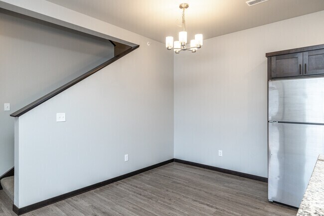 2 habitaciones, 2,5 baños, 1190 pies cuadrados, comedor - Falcon Heights Townhomes