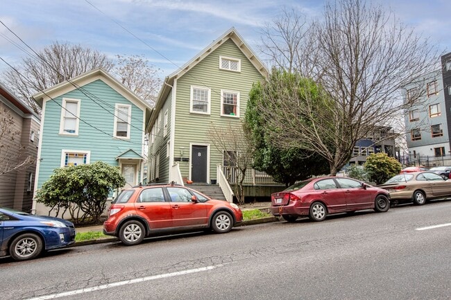 Building Photo - Beautiful 3 Bedroom Duplex Located in Goose Hollow!