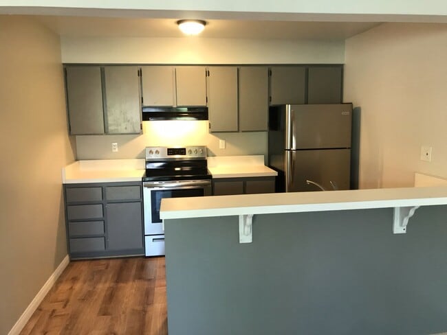 Building Photo - Awesome Remodeled Top Floor condo in Point Loma Tennis Club