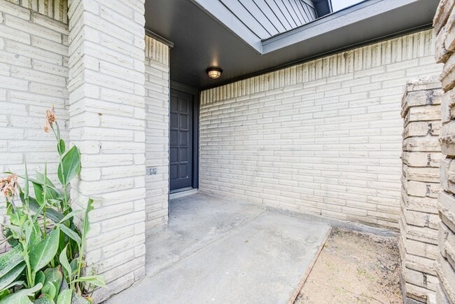 Photo - 2035 Deerhurst Ln
