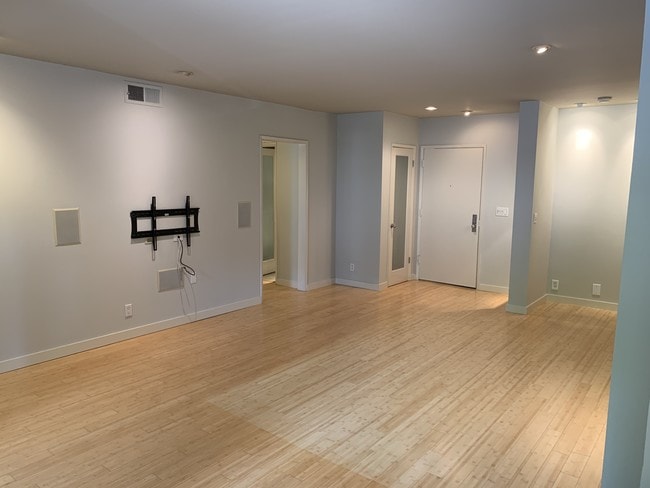 Front Door & Main Living Area - 1250 N Kings Rd Apartamentos Unidad 301