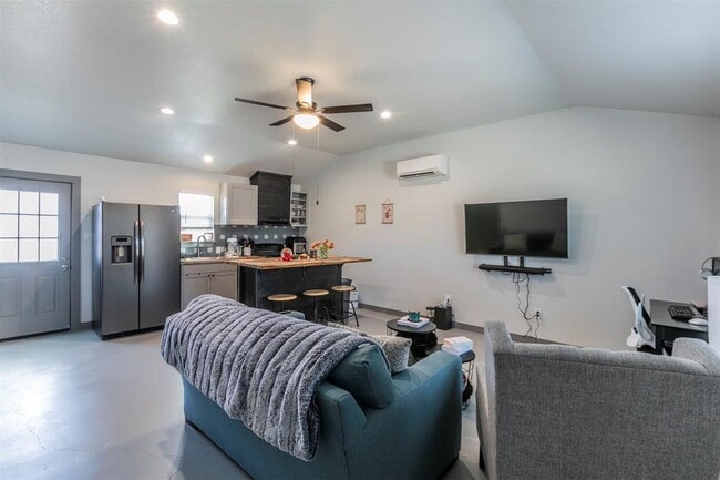 Photo - 4613 Joseph St