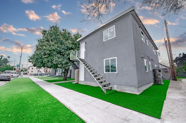 Building Photo - LA T 250 Unit 1/2