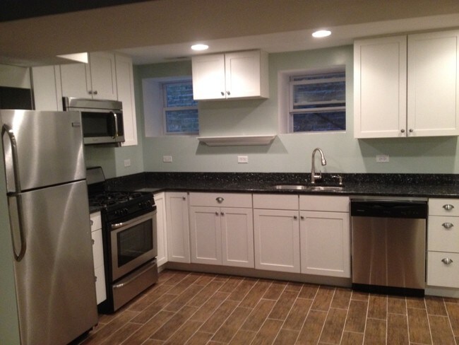 Kitchen - 919 W Newport Ave Unit Garden