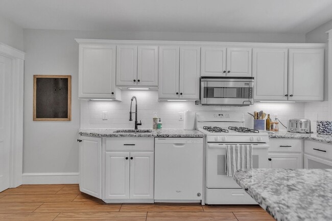 Cocina luminosa y despensa - 2314 Bryn Mawr Ave