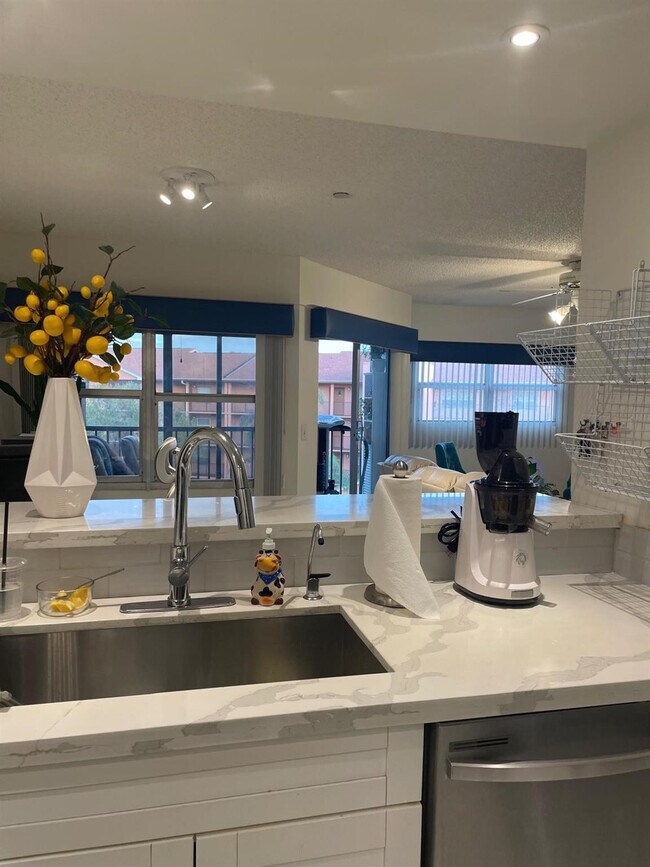 Building Photo - 701 SW 142nd Ave Unit 411S