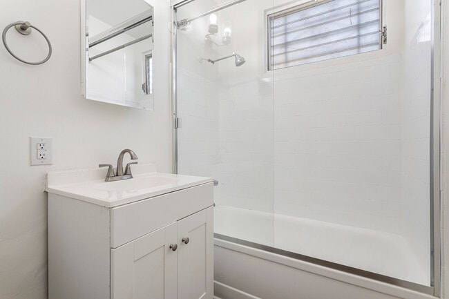 Photo - 1173 W 29th St