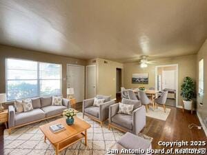Photo - 2000 W Mistletoe Ave