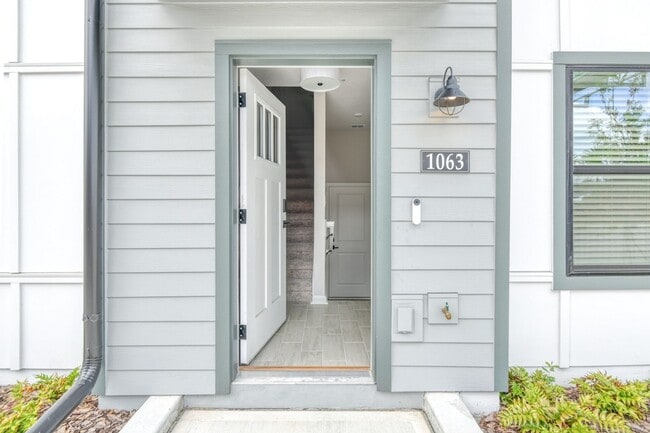 Photo - 1063 Farwell St