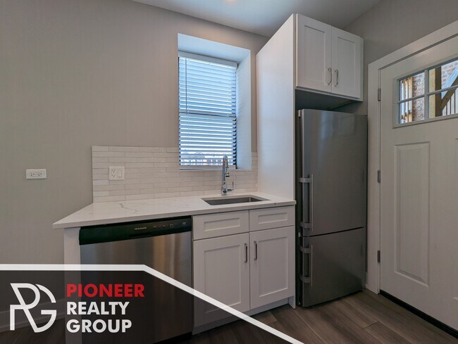 Photo - 3935 N Janssen Ave Unit #3943.5-E2