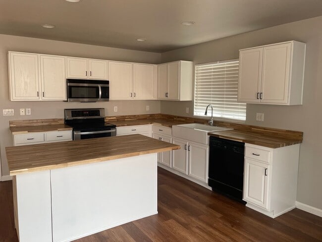 Photo - 7433 Spey Dr