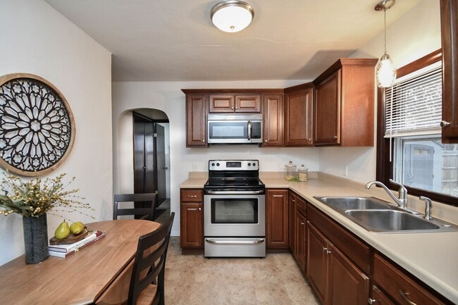 Photo - 306 S Chicago Ave