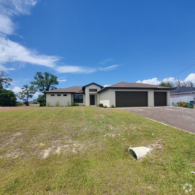 Building Photo - Charming 4-Bedroom 2 Bath Retreat with Mod... Rental