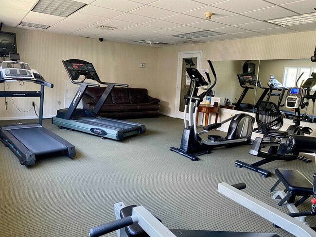Fitness center - 120 Fisherville Rd Unit 39
