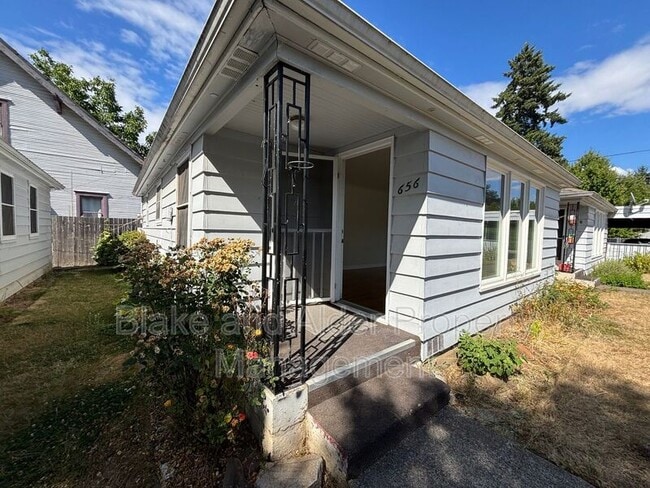 Building Photo - 656 Breys Ave NE